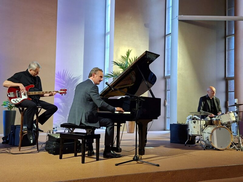 MARTIJN SCHOK TRIO IN DE SCHUTSE: ROTSVAST RITME EN VIRTUOZE VRIJHEID